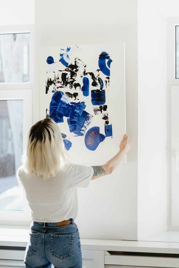 Quel type de tableau abstrait choisir pour un style de déco moderne ?